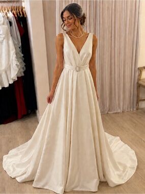 Sophisticated Cream V-Neck Wedding Dress